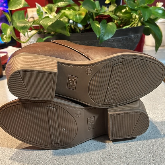 Time and Tru - sz 8.5W  Brown Zip Side  Bootie with 1.5 inch Heel - Picture 3 of 6